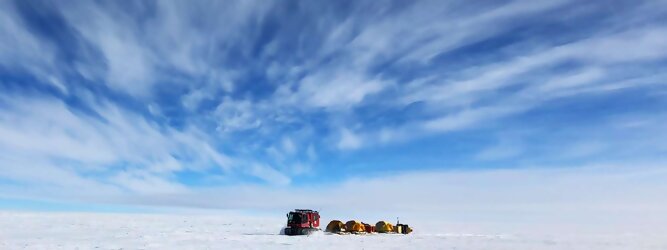 Trip Holiday beliebtes Urlaubsziel – Antarktis - Null Bewohner, Millionen Pinguine und feste Dimensionen. Am südlichen Ende der Erde, wo die Sonne nur zwischen Frühjahr und Herbst über dem Horizont aufgeht, liegt der 7. Kontinent, die Antarktis. Riesig, bis auf ein paar Forscher unbewohnt und ohne offiziellen Besitzer. Eine Welt, die überrascht, bevor Sie sie sehen. Deshalb ist ein Besuch definitiv etwas für die Schatzkiste der Erinnerung und allein die Ausmaße dieser Destination sind eine Sache für sich. Du trittst aus deinem gemütlichen Hotelzimmer und es begrüßt dich die warme italienische Sonne. Du blickst auf den atemberaubenden Gardasee, der in zahlreichen Blautönen schimmert - von tiefem Dunkelblau bis zu funkelndem Türkis. Majestätische Berge umgeben dich, während die Brise sanft deine Haut streichelt und der Duft von blühenden Zitronenbäumen deine Nase kitzelt. Du schlenderst die malerischen, engen Gassen entlang, vorbei an farbenfrohen, blumengeschmückten Häusern. Vereinzelt unterbricht das fröhliche Lachen der Einheimischen die friedvolle Stille. Du fühlst dich wie in einem Traum, der nicht enden will. Jeder Schritt führt dich zu neuen Entdeckungen und Abenteuern. Du probierst die köstliche italienische Küche mit ihren frischen Zutaten und verführerischen Aromen. Die Sonne geht langsam unter und taucht den Himmel in ein leuchtendes Orange-rot - ein spektakulärer Anblick.